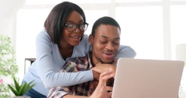 Laptop kullanan ve evde tartışan çift.