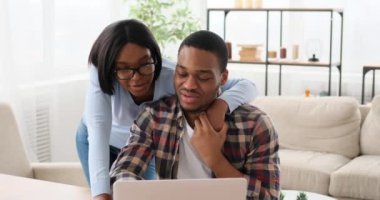 Çift evde dizüstü bilgisayardan konuşuyor.