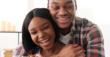 Sevgi dolu çift evde kucaklaşıyor.