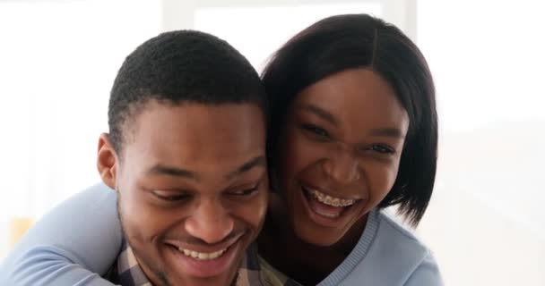 Casal feliz abraçando e sorrindo — Vídeo de Stock