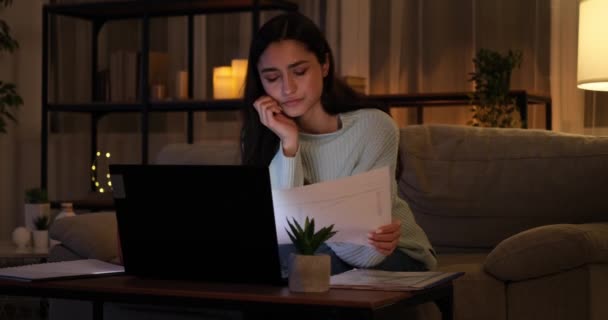 Moe vrouw werken laat op de avond op laptop — Stockvideo