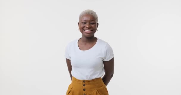 Mujer feliz sobre fondo blanco — Vídeos de Stock