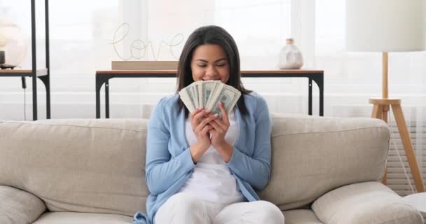 Vrouw met veel geld in de hand — Stockvideo
