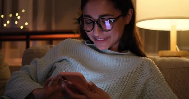 Žena textové zprávy na mobilním telefonu pozdě v noci — Stock video