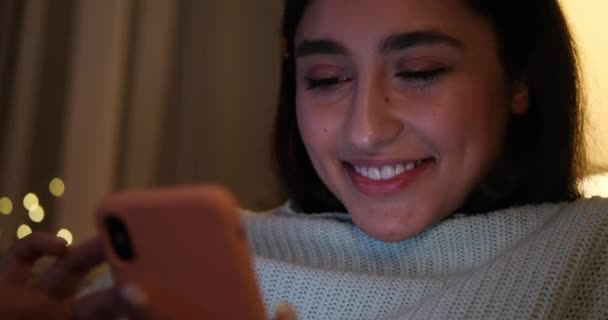 Vrouw met mobiele telefoon laat op de avond — Stockvideo