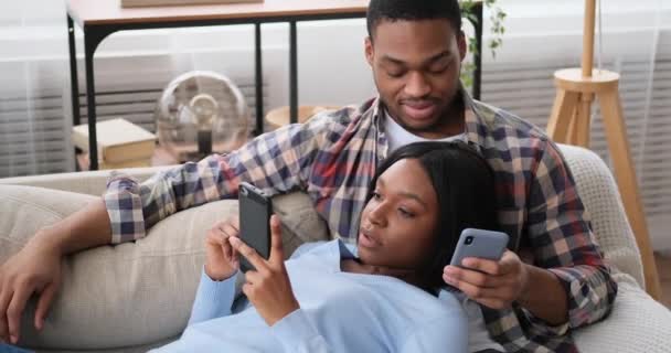 Párové prohlížení sociálních médií pomocí mobilních telefonů doma — Stock video