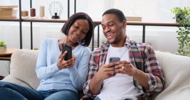 Pareja usando teléfonos móviles en casa — Vídeos de Stock