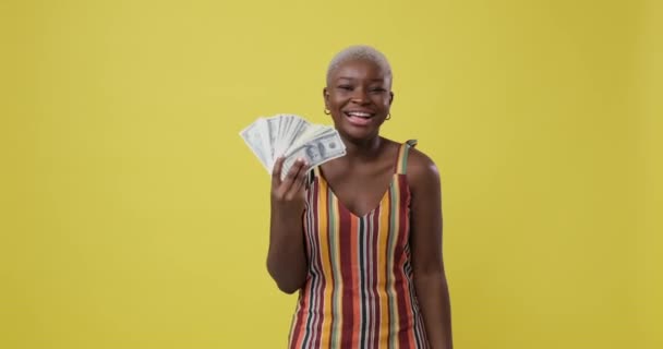 Femme excitée tenant des dollars en espèces et des sacs à provisions — Video