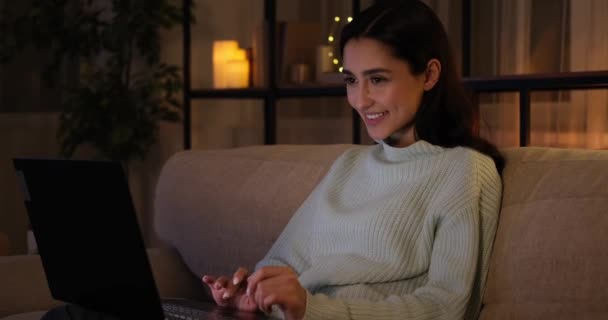 Femeie chat folosind laptop noaptea târziu — Videoclip de stoc