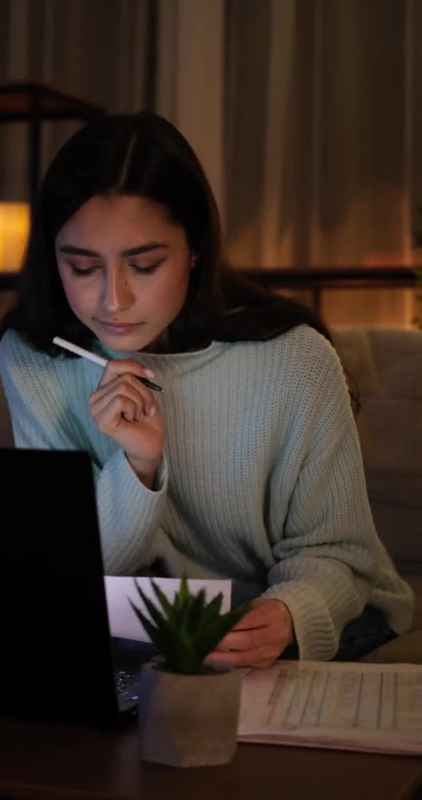 Vrouw werkt 's avonds laat met laptop thuis — Stockvideo