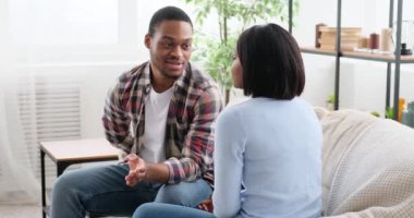 Bir erkek, bir yüzükle kadına evlenme teklif ediyor ve sarılıyor.