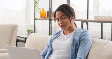 Bilgisayarı kullanan bir kadın.