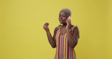 Cep telefonuyla konuşan mutlu kadın.