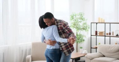 Afrikalı Amerikalı çift evde dans ediyor.