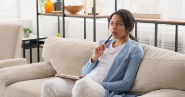 Evde kitap yazan kadın.