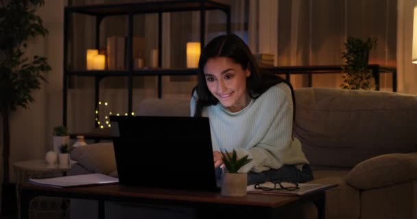 Femme s'amuser à travailler sur ordinateur portable tard dans la nuit — Video