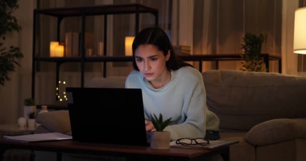 Mulher digitando no laptop em casa — Vídeo de Stock