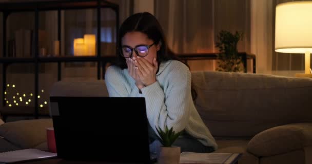 Mujer cansada trabajando hasta tarde en el portátil — Vídeos de Stock