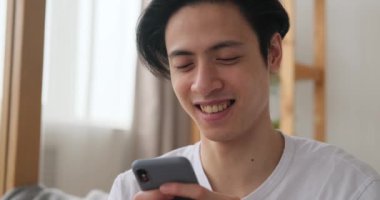 Cep telefonu kullanan adam mesajlaşması