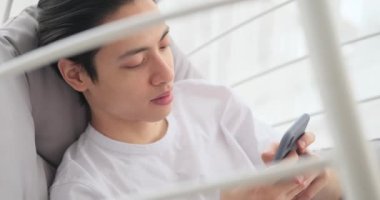 Cep telefonunda mesaj bırakan adam