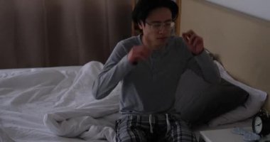 Yatakta maskeyle uyuyan bir adam.