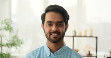 Evde gülümseyen yakışıklı adam.