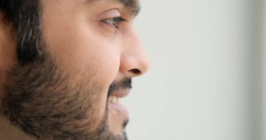 Pencereden bakan adam