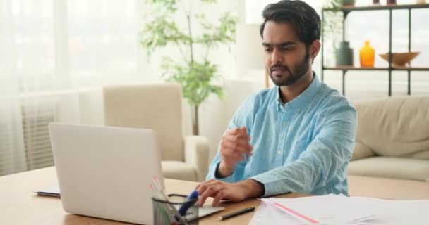 Nachdenklicher Geschäftsmann arbeitet am Laptop — Stockvideo