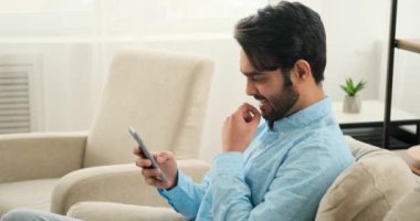 Cep telefonu kullanan mutlu adam.