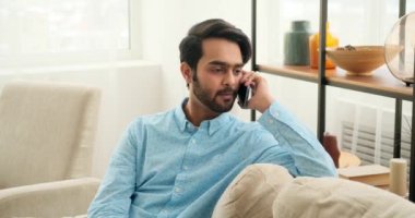 Cep telefonuyla konuşan mutlu adam.