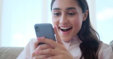 Cep telefonu kullaranarak sürpriz kadın