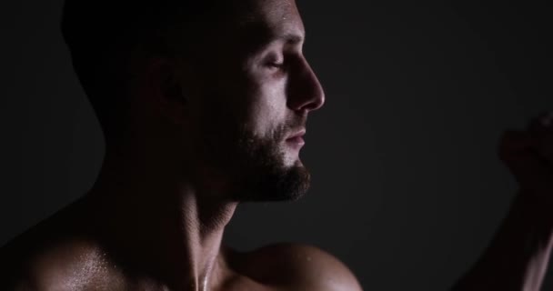 Man flexing biceps in studio — Vídeos de Stock