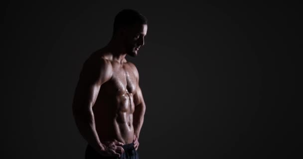 Muscular man sweating after workout — Vídeos de Stock