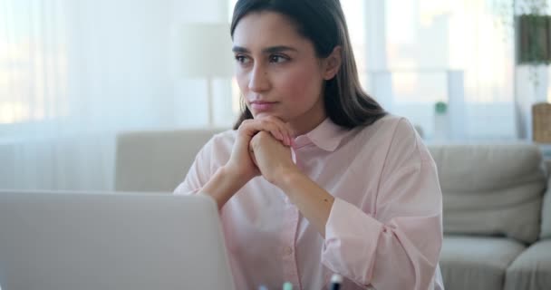 Thoughtful woman with laptop at office — Stock videók