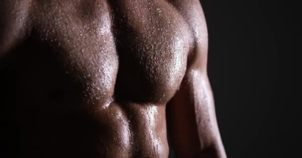 Man flexing biceps in studio — Vídeos de Stock