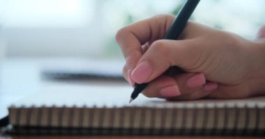 kadın bir kitap yazma