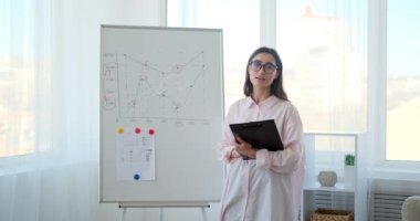 iş kadını ofiste sunu