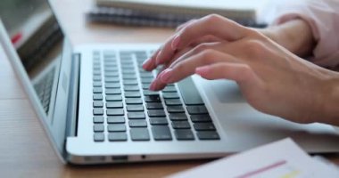 Laptop tuş takımında yazarak kadın