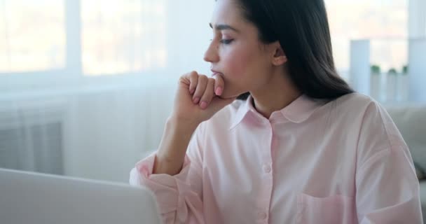 Mujer que viene con una buena idea mientras se utiliza el ordenador portátil — Vídeo de stock