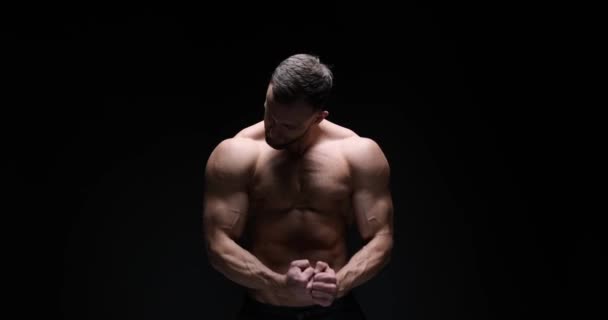 Man flexing muscles in studio — Stok video