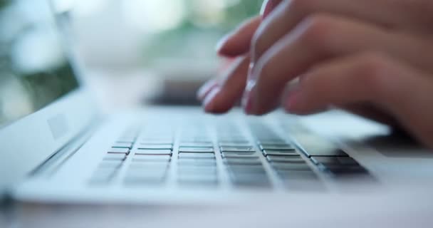 Mujer escribiendo en el teclado del ordenador portátil — Vídeo de stock