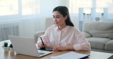 Grafik tableti ve dizüstü bilgisayar kullanan iş kadını
