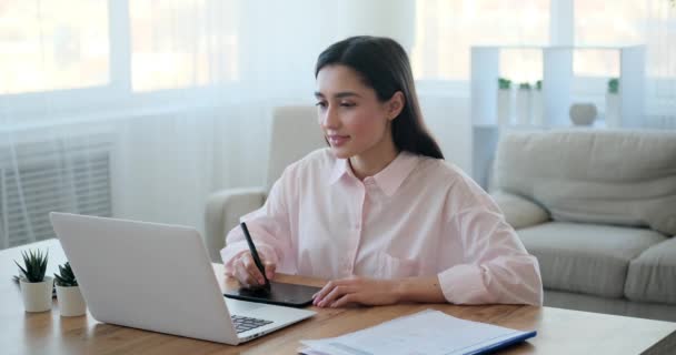 Бізнес-леді, використовуючи графічний планшет і ноутбук — стокове відео