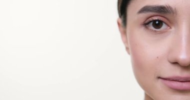 Güzel bir kadının yarım yüzü