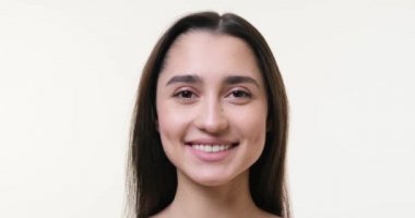 Gülümseyen güzel bir kadın yüzü