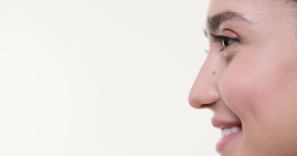 सुंदर महिला स्मित साइड दृश्य — स्टॉक व्हिडिओ