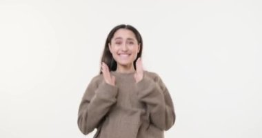 Heyecanlı kadın dans ediyor ve başarıyı kutluyor.