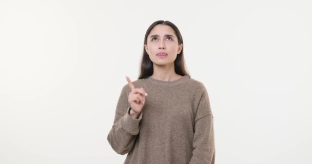 Mujer confusa que viene con una buena idea — Vídeo de stock