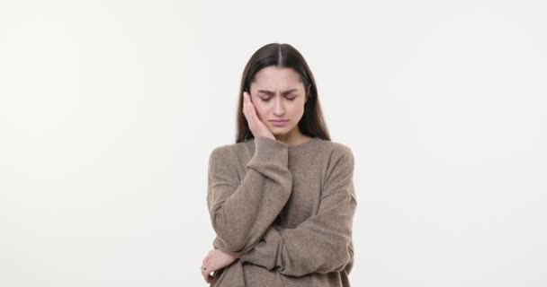 Young woman suffering from toothache — Stock Video