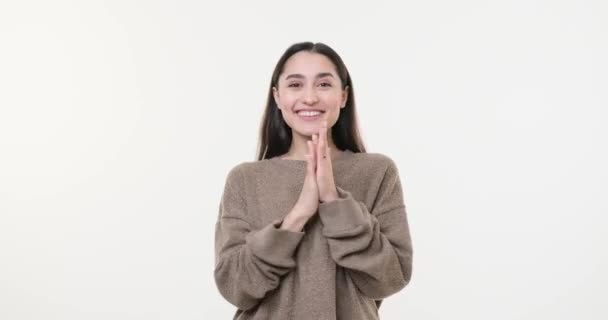 Mujer feliz aplaudiendo sobre fondo blanco — Vídeos de Stock